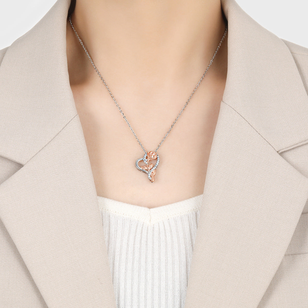 Heart-shaped rose necklace